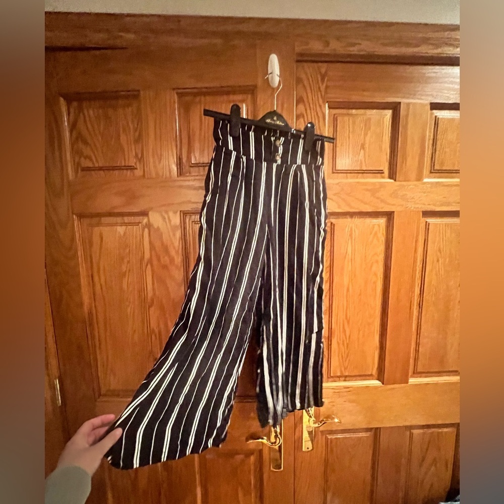 Hollister - High-Waist Wide-Leg Striped Black and White Palazzo Pants